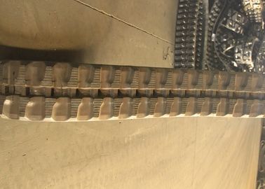 El caucho de poco ruido del excavador sigue la talla 250 X 96 x 41m m para Kubota Rx202 U20